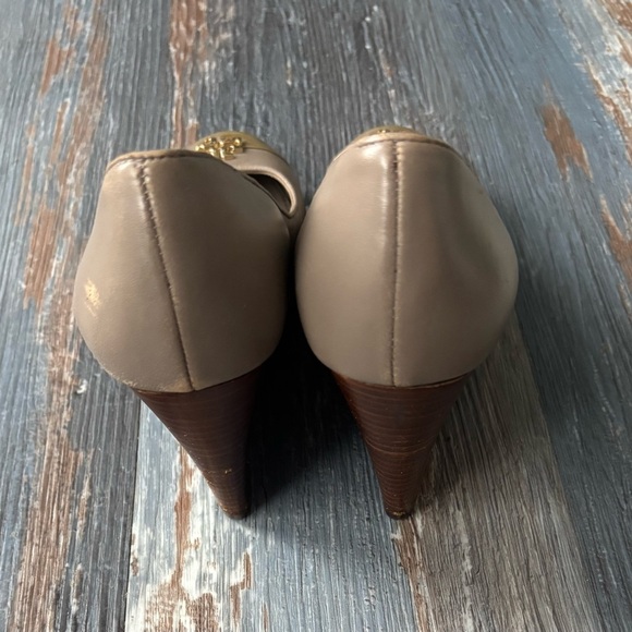 TORY BURCH Jolie Logo Medallion/Leather Wedge Pump Heel Size 5.5 - Picture 2 of 5